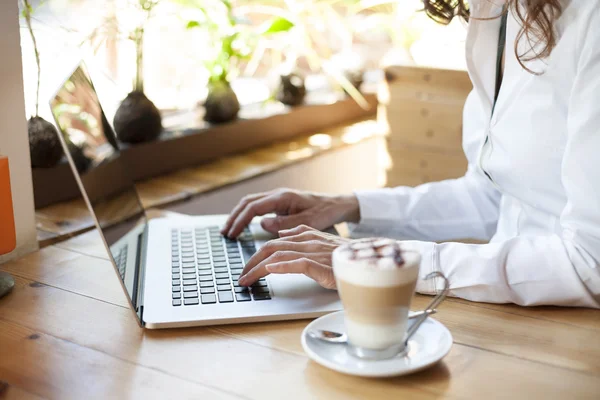 Typing on keyboard in cafe — Stock Photo, Image