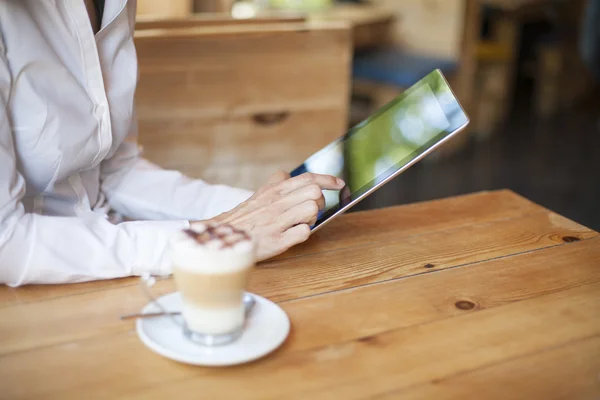 Vrouw met behulp van digitale tablet in café — Stockfoto