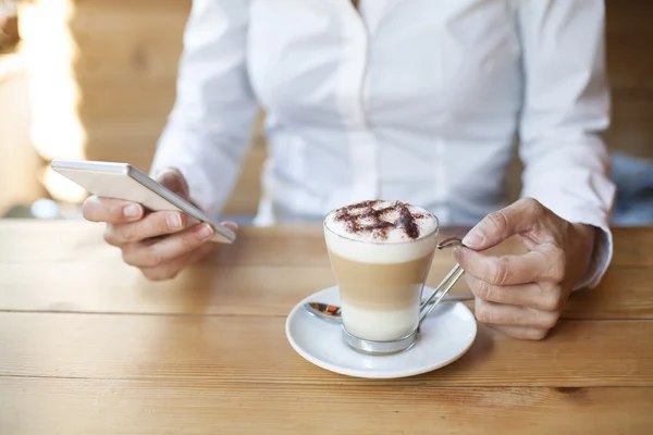 Mujer usando el teléfono en la cafetería horizontal — Foto de Stock