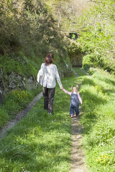 Baby and mother walking in nature — Φωτογραφία Αρχείου