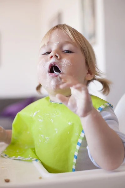Дитина їсть ложку в роті — стокове фото