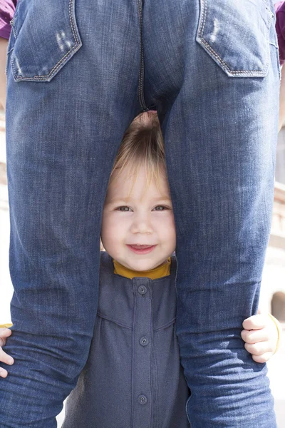 Bebé mirando entre las piernas madre — Foto de Stock