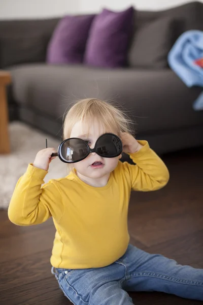 Ребенок с солнцезащитными очками матери — стоковое фото