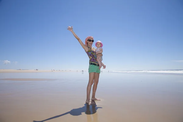 Madre feliz con el bebé en brazos — Foto de Stock