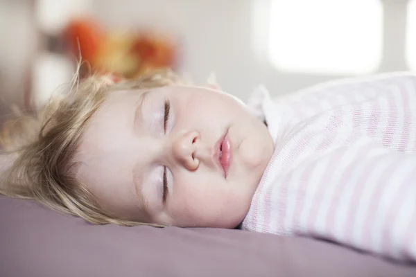 Cara pacífica del bebé durmiendo — Foto de Stock