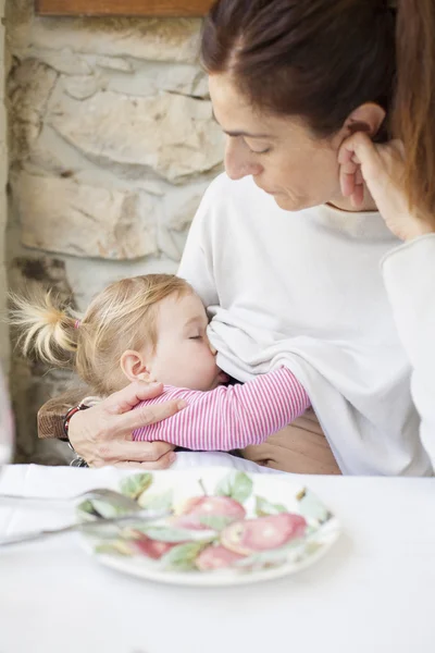 Baby breastfeeding mother in restaurant — Stock Photo, Image