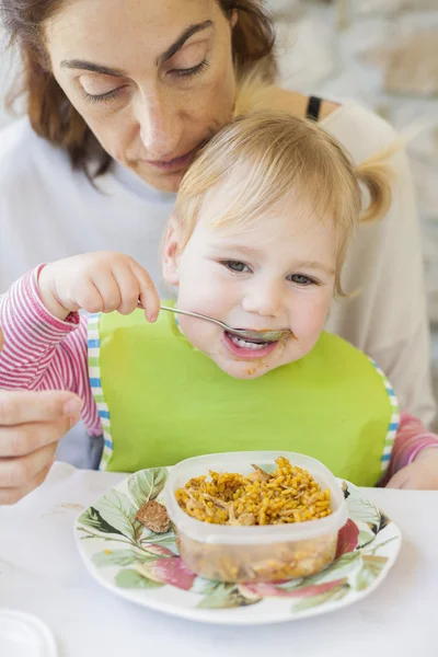Bebê comer arroz de tupperware — Fotografia de Stock