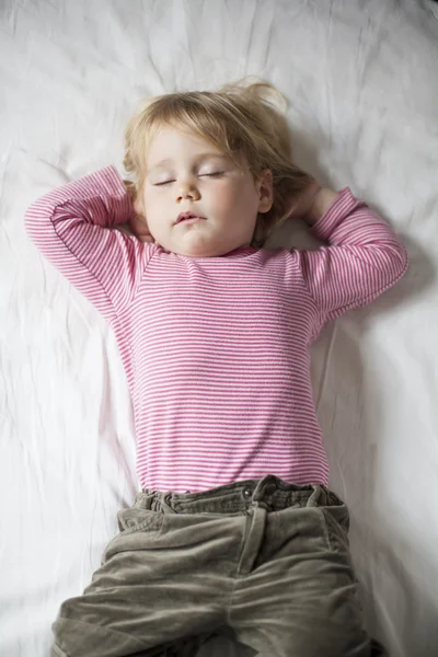 Blondynka piękne dziecko śpi — Zdjęcie stockowe
