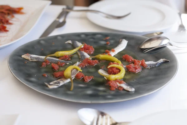 Köstliche Sardinen mit Tomaten und Chili — Stockfoto