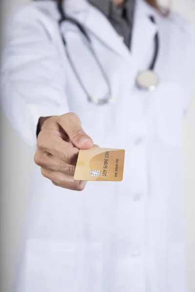 Médico oferecendo cartão de crédito — Fotografia de Stock