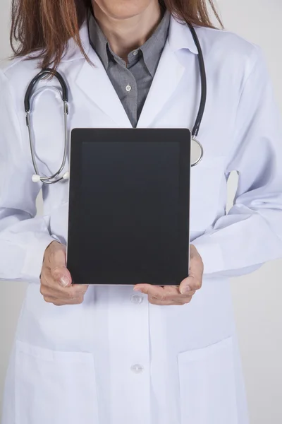 Läkare visar tom tablet — Stockfoto