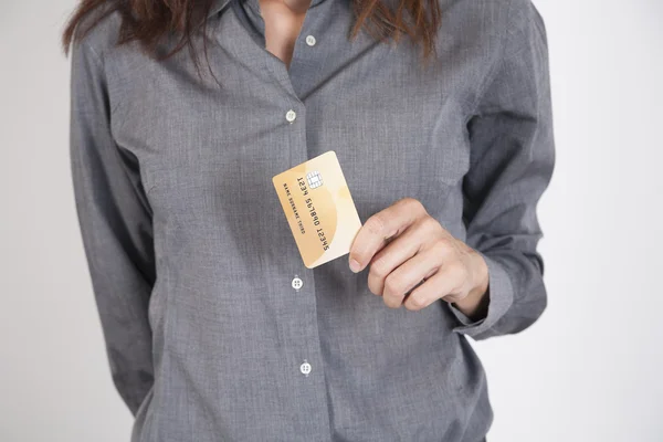 Grijs shirt vrouw met creditcard — Stockfoto