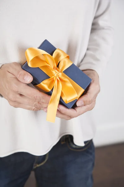 Hands holding blue gift — Stock Photo, Image