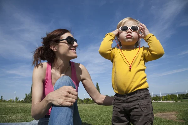 Mamma e bambino occhiali da sole — Foto Stock