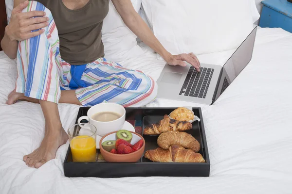 Yatak laptop ve Kahvaltı — Stok fotoğraf