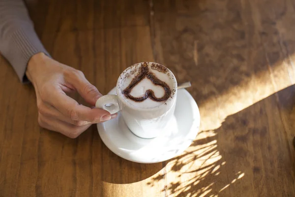Hand cappuccino heart — Φωτογραφία Αρχείου