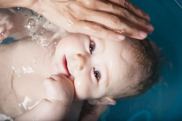 Söt baby bathing — Stockfoto