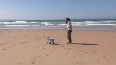 plajda bebek toplama taş