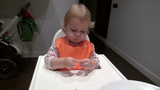 Bebé comer pavo pecho filete — Vídeos de Stock