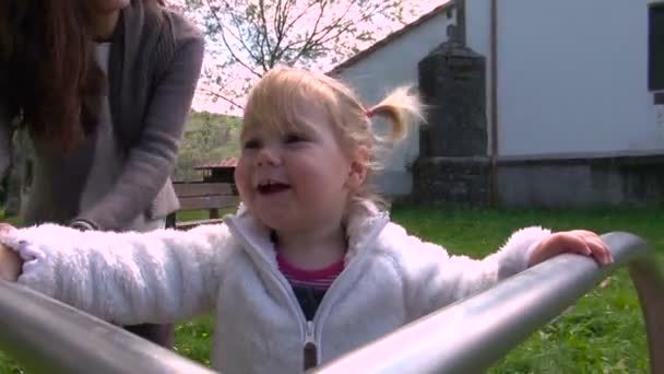 Bambino che ruota nel parco giochi — Video Stock