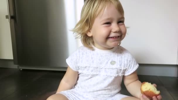 Μωρό με την cupcke γέλιο — Αρχείο Βίντεο