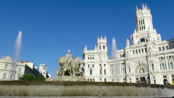 Estátua de Cibeles e fachada de construção em Madrid — Vídeo de Stock