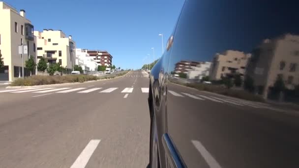 Боковой автомобиль едет по улице — стоковое видео