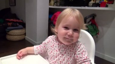 bebek kameraya dokunmaya çalışıyor