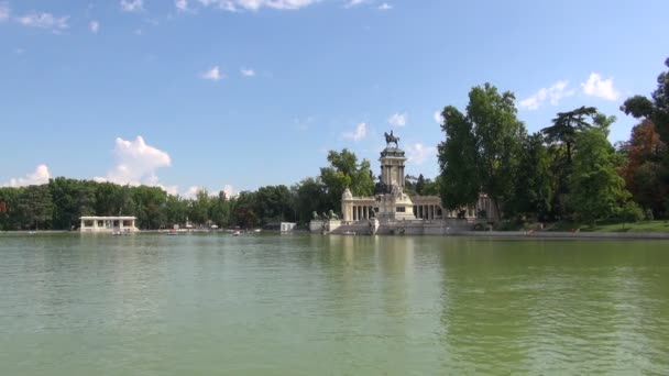 Пруд в Мадридском парке — стоковое видео