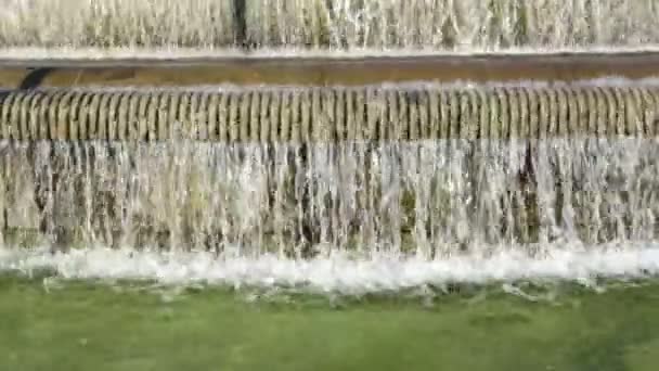 Водопад в каменном фонтане — стоковое видео