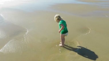 su birikintisi Plajı'nda oynayan bebek