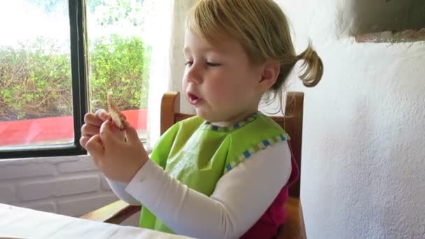 Bebé comiendo pizza — Vídeos de Stock