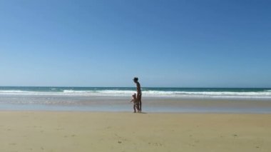 Bebek Plajda kamera doğru koşmak