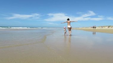 deniz kıyısı çalışan bebek