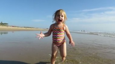 okyanus ağır çekimde çalışan bebek