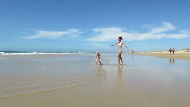 Bebé a correr à beira-mar — Vídeo de Stock