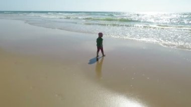 Bebek deniz için yürüyüş şapka ile