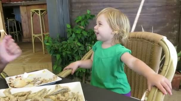 Bambino felice e pesce fritto — Video Stock