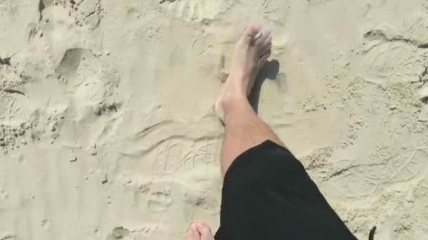 Mann Füße zu Fuß vom Sandstrand zum Ozean — Stockvideo