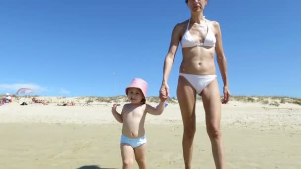 Περπάτημα μωρό και η μαμά στην παραλία — Αρχείο Βίντεο