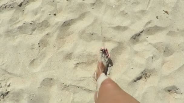 Mulher pés andando de praia de areia para oceano — Vídeo de Stock