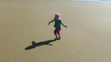 Bebek annemle kumsalda yürürken