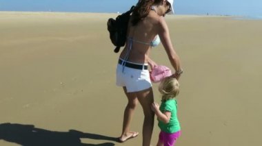 Anne bebek şapka koymak için çalışırken