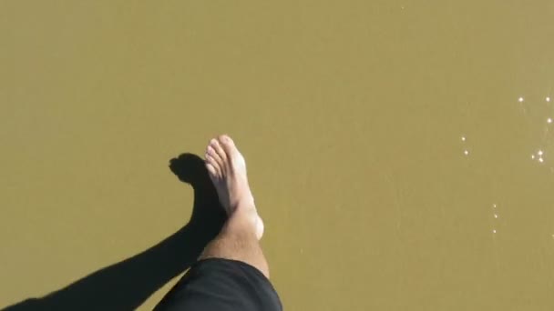 Homme pieds marchant au bord de la mer — Video