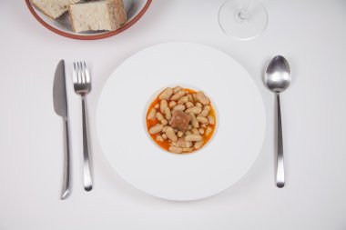 Asturyan fabada yemeye hazır