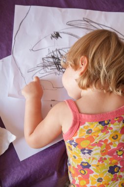 tabloyu geri beyaz çarşaf bebek