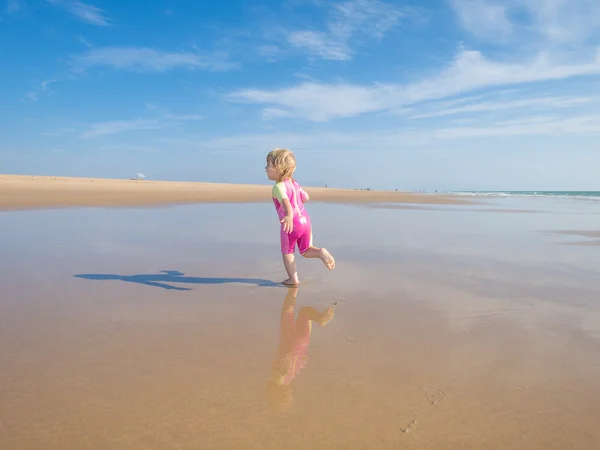 Bebê correndo na costa — Fotografia de Stock