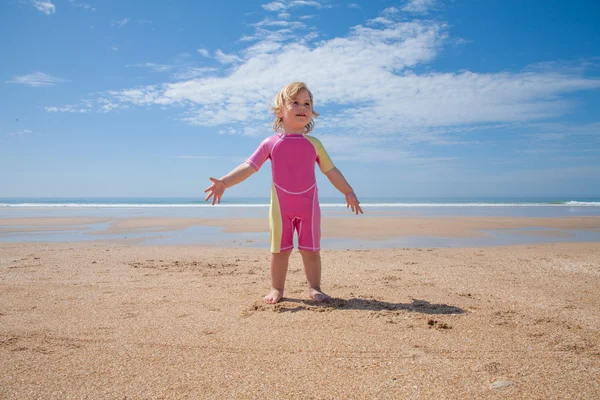 Maiô bebê em pé na praia — Fotografia de Stock