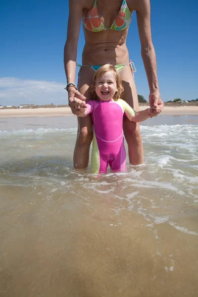 Laughing baby with mom at ocean — Stock Photo, Image