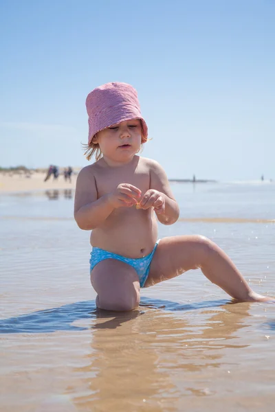 Baby at seashore — Stock Photo, Image